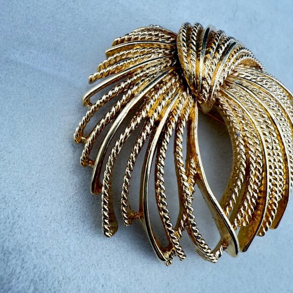 Title:  Vintage Monet Gold-Tone Textured Knot Brooch Elegant Statement Pin Jewel - Picture 4 of 6